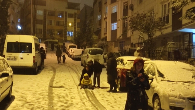 Ankara'da kar yağışı kısıtlamayı unutturdu